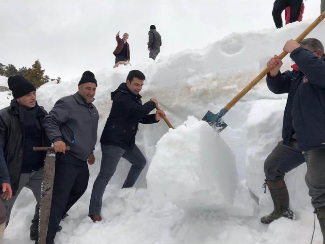 Dağdaki Cula Deliği’ne yaz için tonlarca kar depolandı