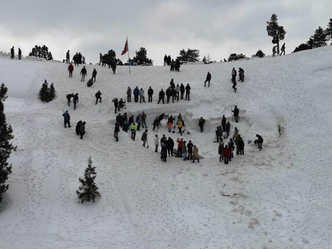 Dağdaki Cula Deliği’ne yaz için tonlarca kar depolandı