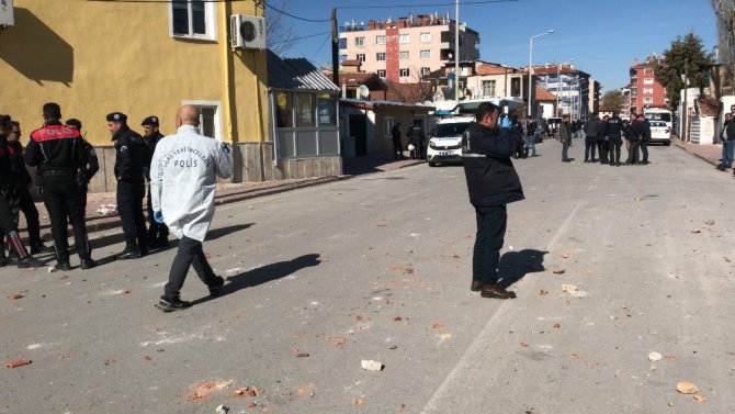 İki ailenin taşlı kavgasına polis müdahale etti