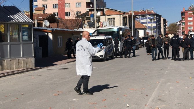 İki ailenin taşlı kavgasına polis müdahale etti