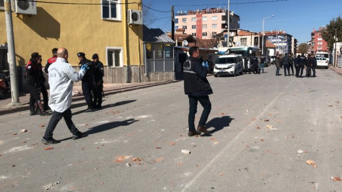 İki ailenin taşlı kavgasına polis müdahale etti