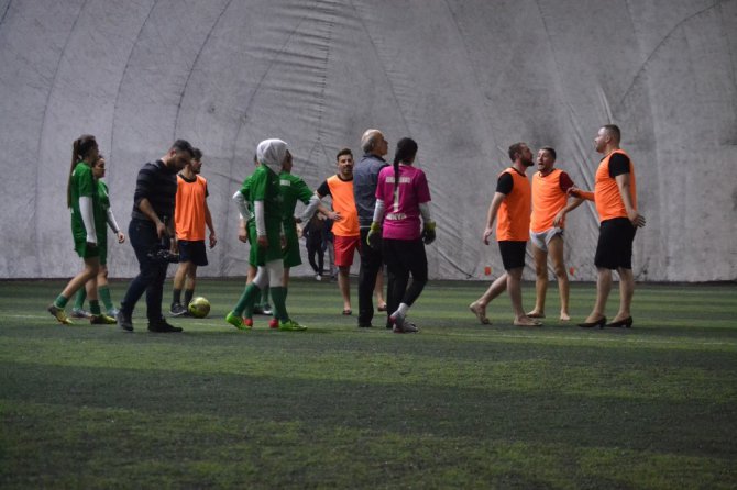 Topuklu ayakkabı ve babet giyen erkekler kadın futbolcularla maç yaptı