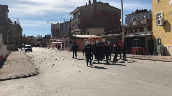 İki ailenin taşlı kavgasına polis müdahale etti