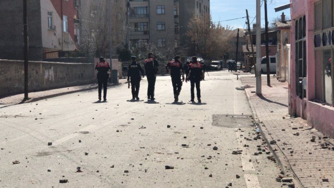 İki ailenin taşlı kavgasına polis müdahale etti