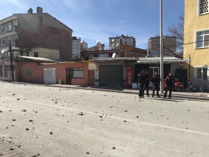 İki ailenin taşlı kavgasına polis müdahale etti