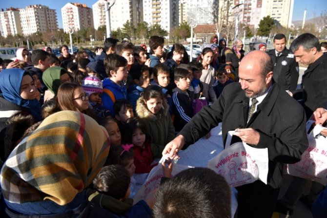 Başkan Pekyatırmacı çocuklara şivlilik dağıttı