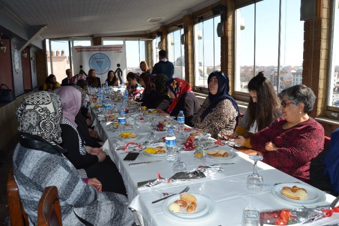 Konya Valisinin eşi yılın kadını seçildi