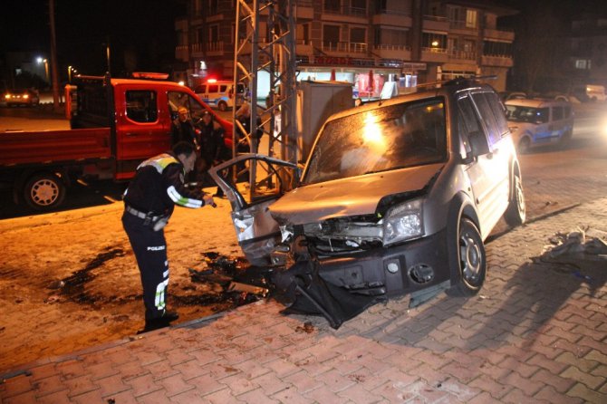 Konya’da feci kaza... İki aracın kafa kafaya çarpıştığı anlar kameraya böyle yansıdı