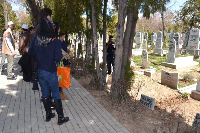 Pilot Melike Kuvvet mezarı başında anıldı