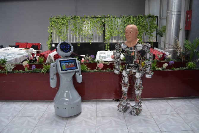 Yerli robotlar arasında teknoloji sohbeti