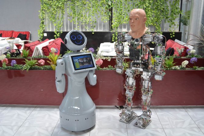 Yerli robotlar arasında teknoloji sohbeti