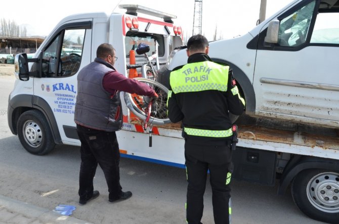 Hafif ticari aracın çarptığı bisiklet sürücüsü ağır yaralandı