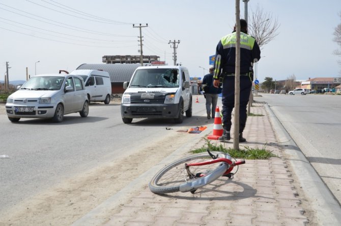 Hafif ticari aracın çarptığı bisiklet sürücüsü ağır yaralandı