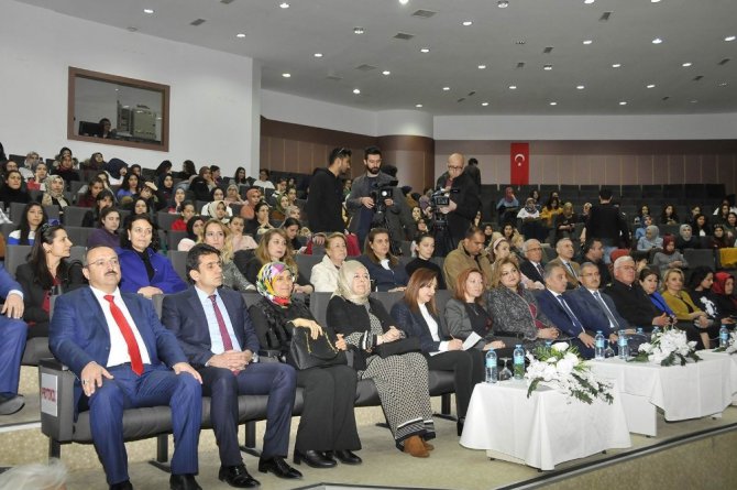 Selçuk’ta “Kadınlarda Sağlıklı Yaşlanma” konferansı düzenledi