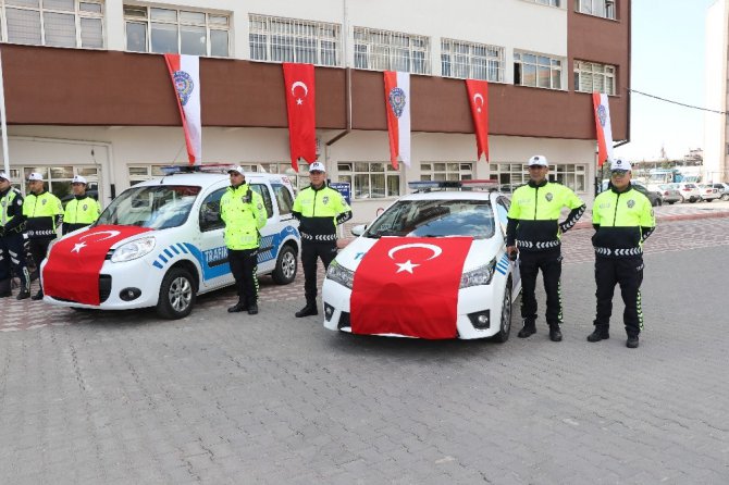 Aksaray’da trafik polisleri yeni kıyafetleriyle görevde