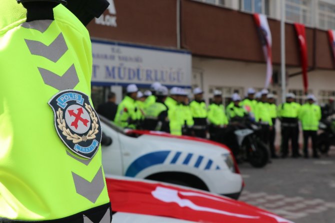 Aksaray’da trafik polisleri yeni kıyafetleriyle görevde