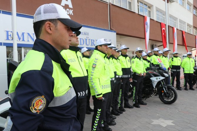 Aksaray’da trafik polisleri yeni kıyafetleriyle görevde