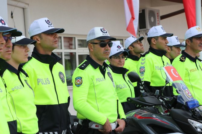 Aksaray’da trafik polisleri yeni kıyafetleriyle görevde