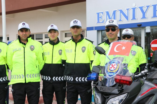 Aksaray’da trafik polisleri yeni kıyafetleriyle görevde