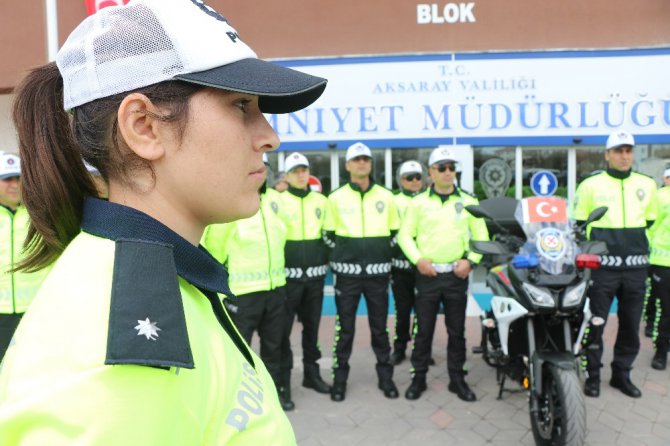 Aksaray’da trafik polisleri yeni kıyafetleriyle görevde