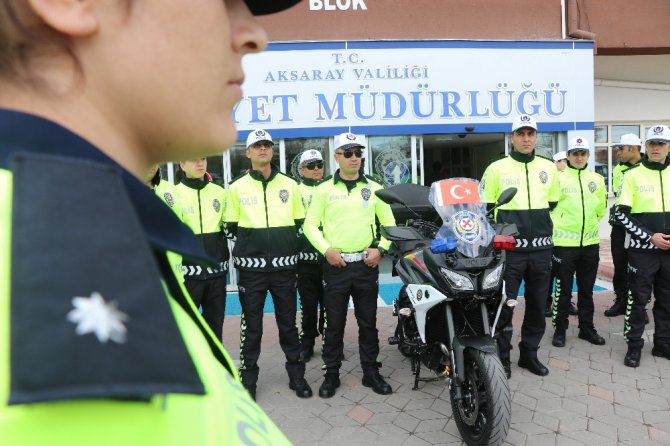 Aksaray’da trafik polisleri yeni kıyafetleriyle görevde