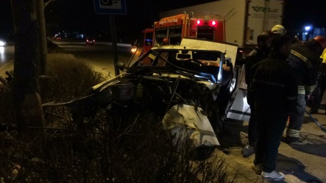 Ağaca çarpan otomobilin sürücüsünü sıkıştığı yerden itfaiye kurtardı