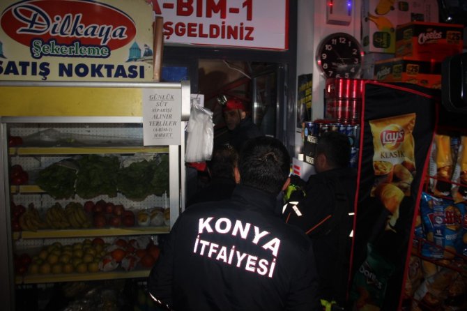 Asma tavanı çöken markette mahsur kalan iki kişi kurtarıldı