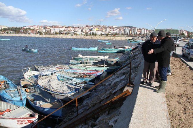 Balıkçılar, şiddetli rüzgarda batma tehlikesi olan tekneleri için seferber oldu