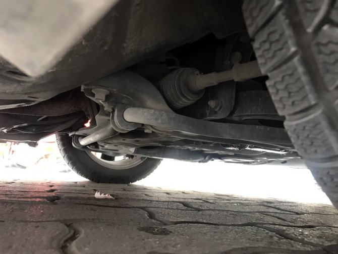 Otomobilin motoruna giren kedi, yakalanması bulunan otomobili ele verdi