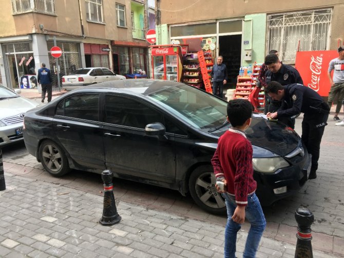 Otomobilin motoruna giren kedi, yakalanması bulunan otomobili ele verdi