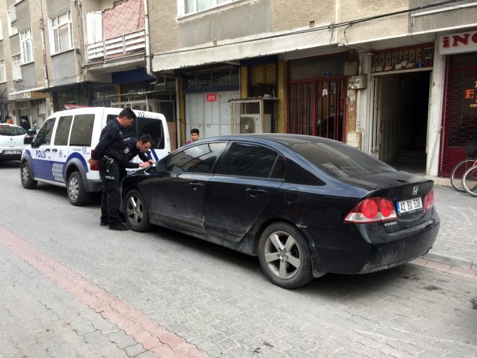 Otomobilin motoruna giren kedi, yakalanması bulunan otomobili ele verdi