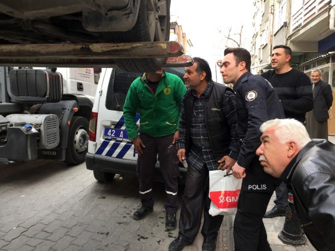 Otomobilin motoruna giren kedi, yakalanması bulunan otomobili ele verdi