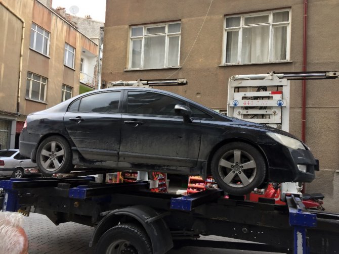 Otomobilin motoruna giren kedi, yakalanması bulunan otomobili ele verdi