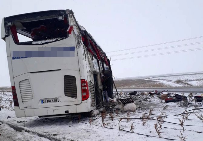 Yolcu otobüsü refüje devrildi: 1 ölü, 17 yaralı