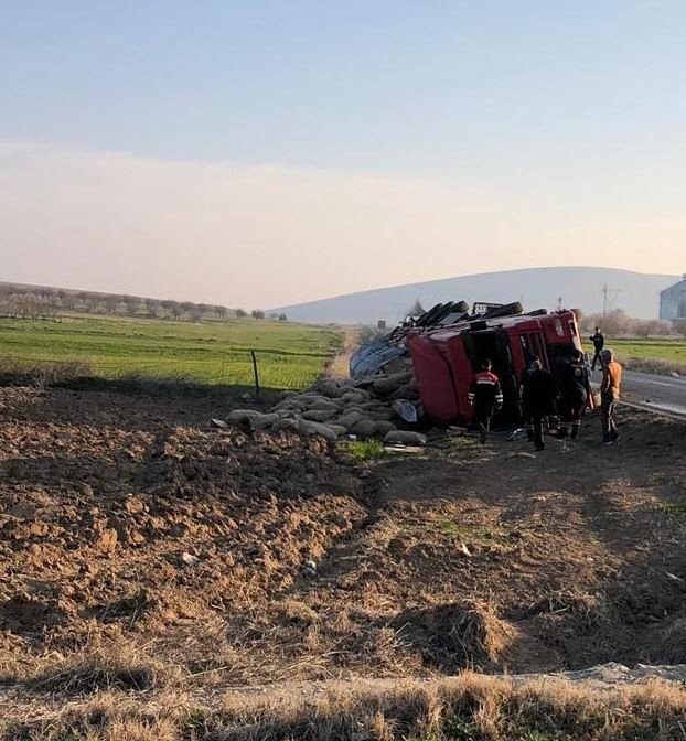 Konya’da patates yüklü tır devrildi: 1 yaralı