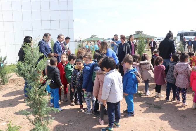 Aksaray’da minik öğrenciler fidanları toprakla buluşturdu