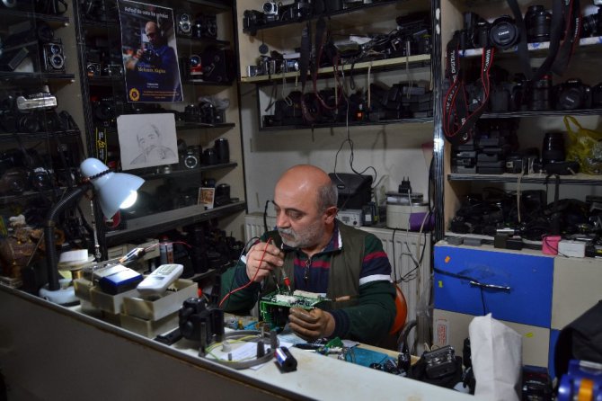 Fotoğraf makinelerini 12 yıldır tek eliyle tamir ediyor