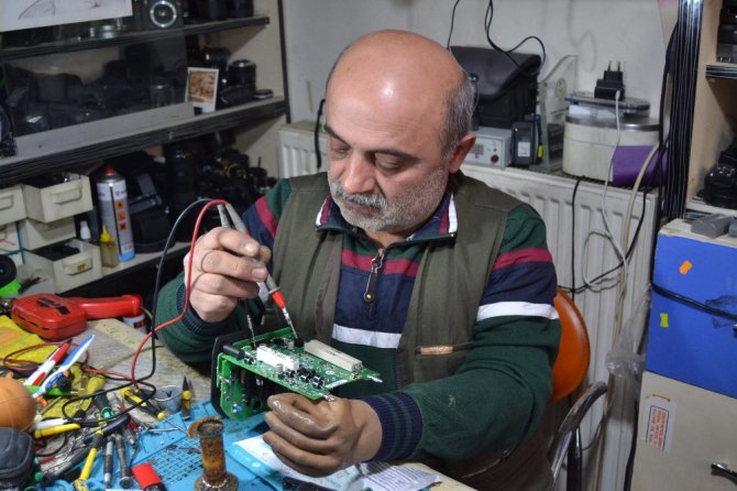 Fotoğraf makinelerini 12 yıldır tek eliyle tamir ediyor