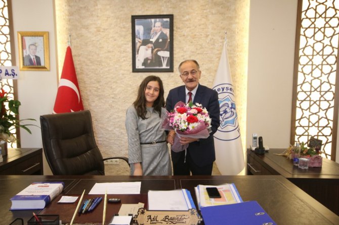 Başkan Bayındır, makam koltuğunu ilkokul öğrencisine bıraktı