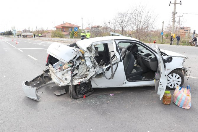 Aksaray’da tır ile otomobil çarpıştı: 3 ağır yaralı