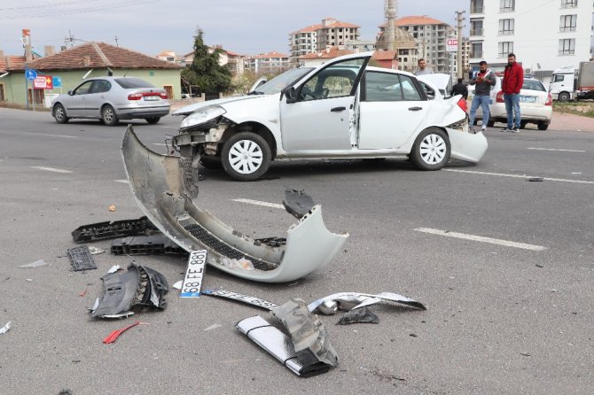 Aksaray’da tır ile otomobil çarpıştı: 3 ağır yaralı