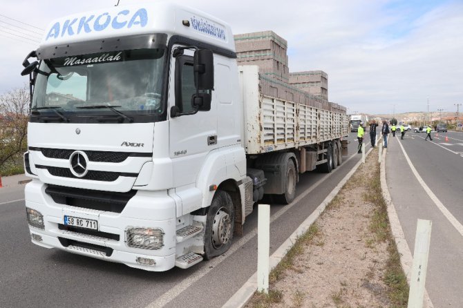 Aksaray’da tır ile otomobil çarpıştı: 3 ağır yaralı