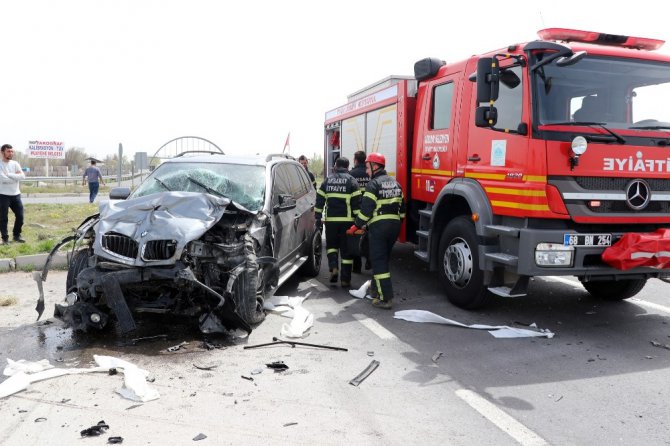 Aynı marka iki cip çarpıştı: 2 ağır yaralı