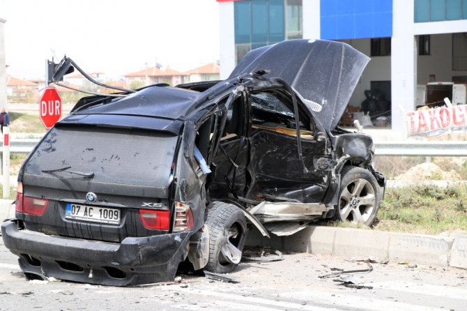 Aynı marka iki cip çarpıştı: 2 ağır yaralı