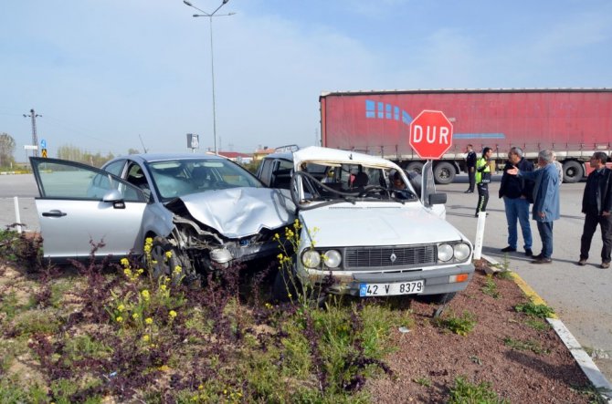 Konya’da 2 otomobil çarpıştı: 6 yaralı