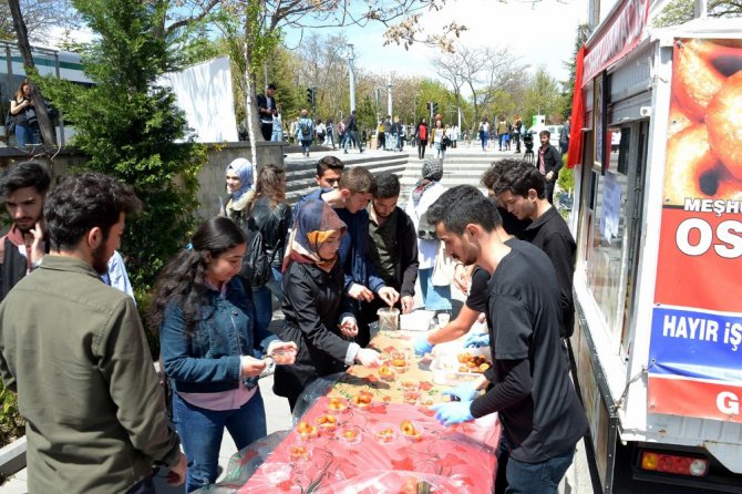 Polonya’da öldürülen Furkan Kocaman anısına lokma dağıtıldı