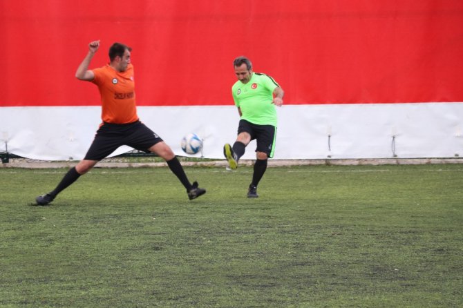 Aksaray protokolü ‘Öncelik Hayatın, Öncelik Yayanın’ futbol maçı yaptı