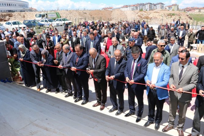 Beyşehir’de hayırsever ailenin yaptırdığı cami dualarla ibadete açıldı