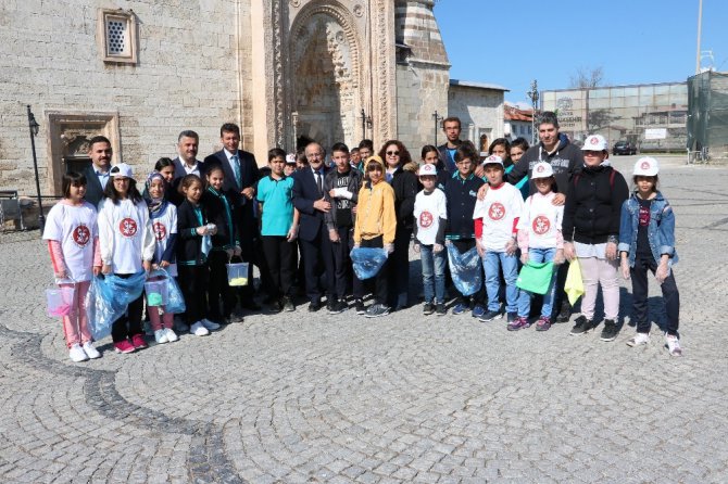 Beyşehir’de ortaokul öğrencileri cami temizliği yaptı