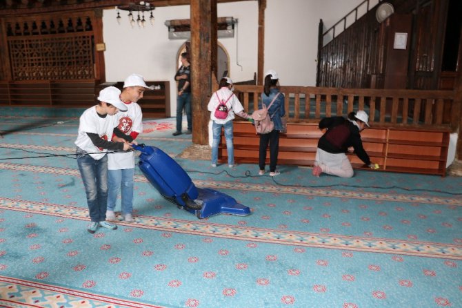 Beyşehir’de ortaokul öğrencileri cami temizliği yaptı